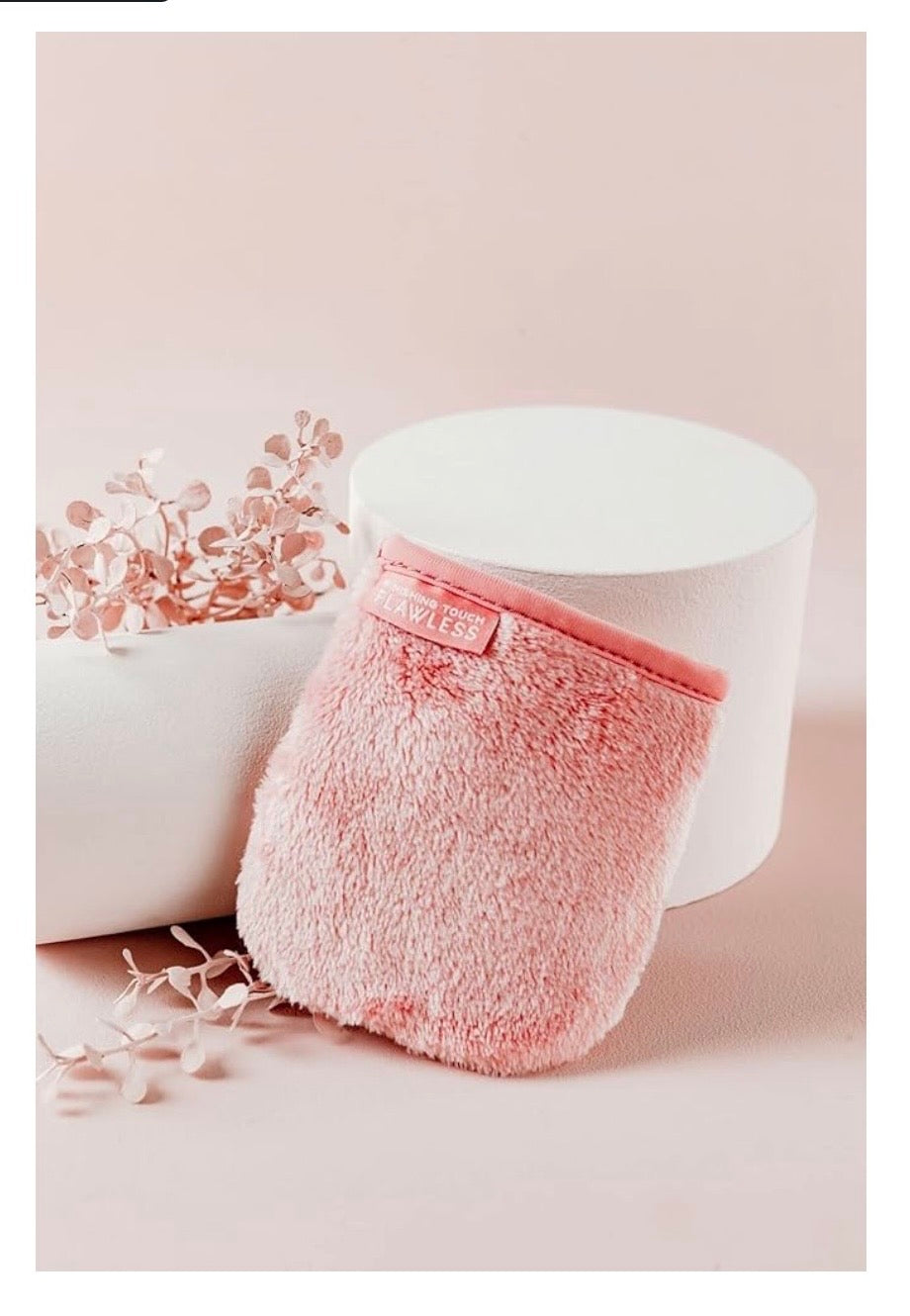 **Compare to $45.00 on Amazon **Finishing Touch Flawless Facial Mitt - 7-Day Makeup Remover Cloth Set, Reusable Pads, Face Wipes, Clean and Clear Face (PACK OF 3).