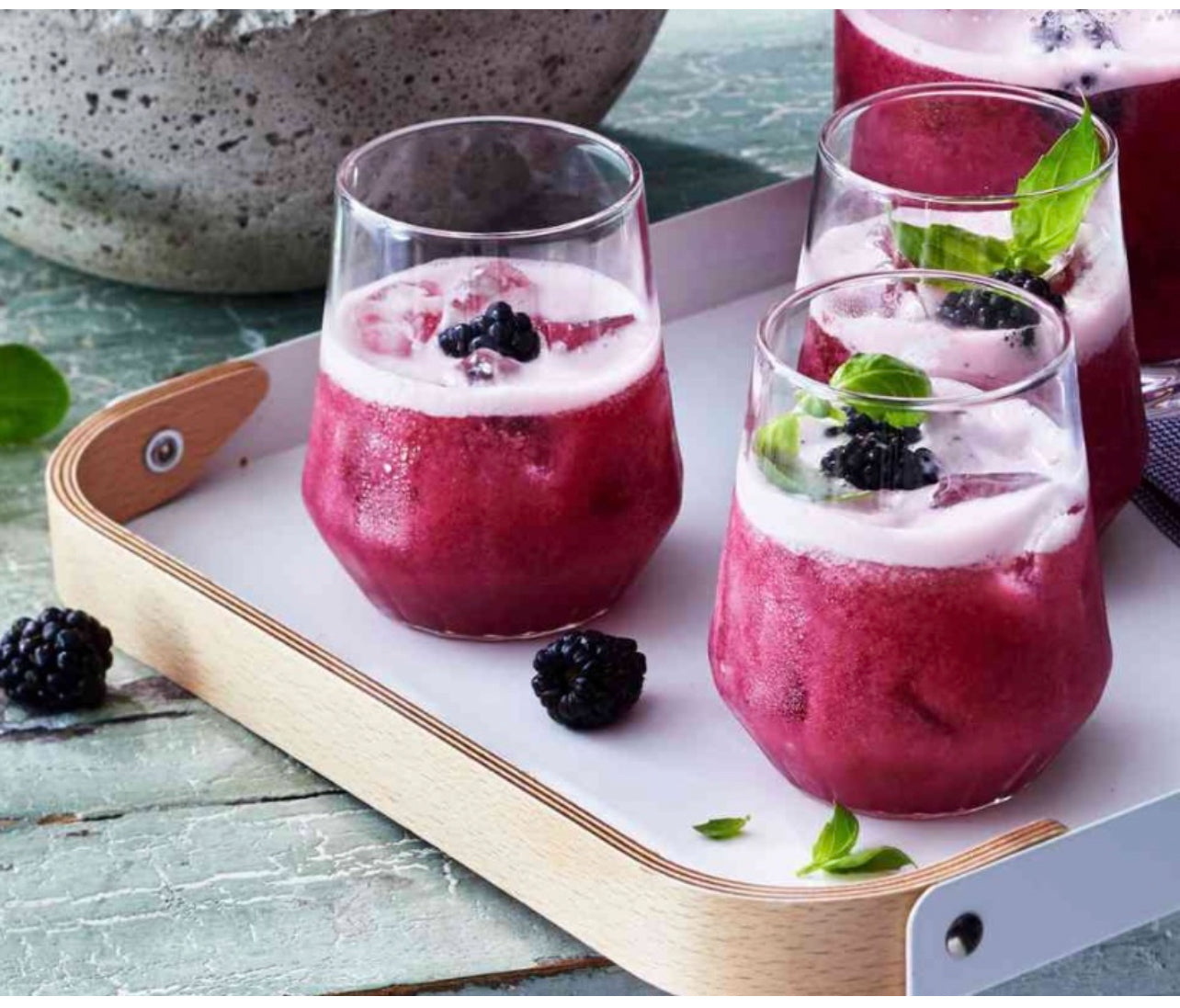 Great Value Sugar free Low calorie Blackberry Lemonade Drink Mix Bundle 10 packets Per Box (4 Boxes), 40 Total Packets, (4) Stand-Up Re-usable Drink Pouches Bags, Healthy Smoothie Recipe Card