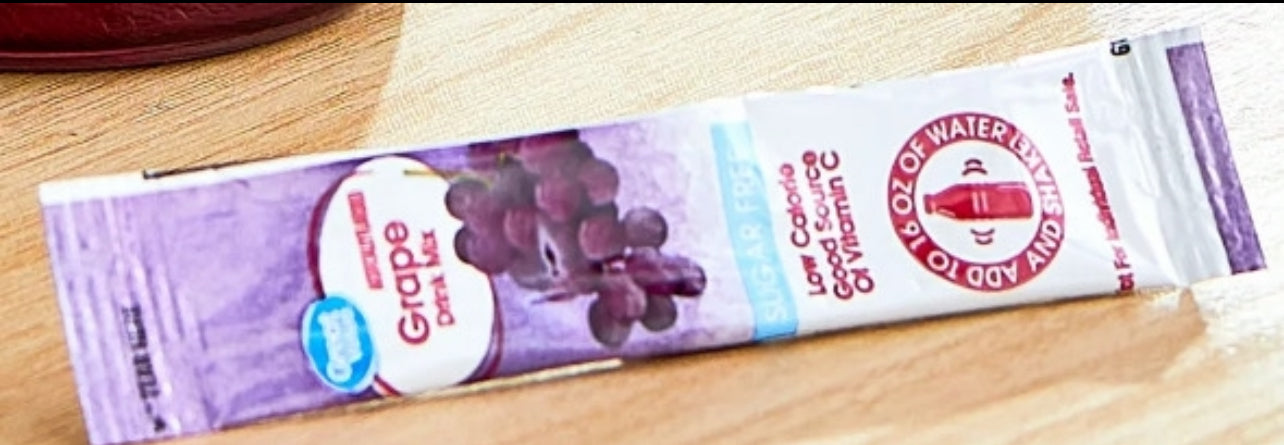 Great Value Sugar free Low calorie Grape Drink Mix Bundle 10 packets Per Box (4 Boxes), 40 Total Packets, (2) Stand-Up Drink Pouches Bags, Healthy Smoothie Recipe Card